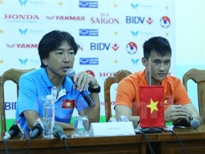 Vietnam's coach Toshyia Miura and striker Cong Vinh at a press conference (Source: VNA)
